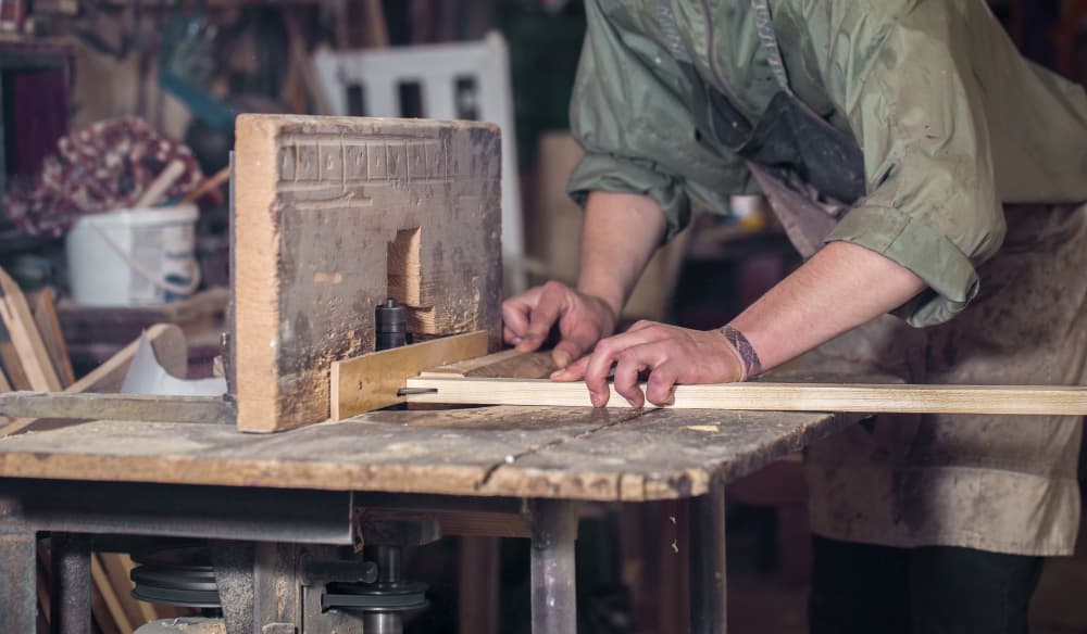Handcrafted Furniture vs Mass Production: What Global Buyers Should Know
